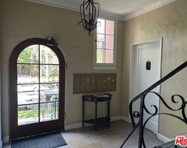 444 N Sycamore Avenue - Photo Thumbnail 2