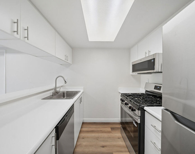 870 Crenshaw Boulevard - Photo Thumbnail 5