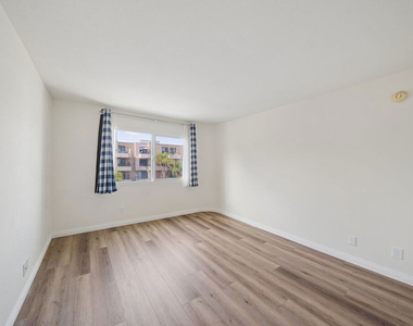 870 Crenshaw Boulevard - Photo Thumbnail 7