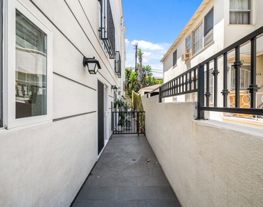 1529 S Beverly Drive - Photo Thumbnail 12
