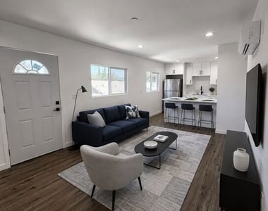 3212 1/2 Glenhurst Avenue - Photo Thumbnail 6