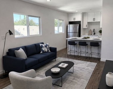 3212 1/2 Glenhurst Avenue - Photo Thumbnail 8