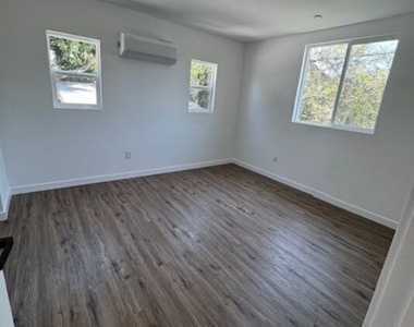 3212 1/2 Glenhurst Avenue - Photo Thumbnail 13