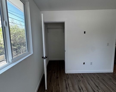 3212 1/2 Glenhurst Avenue - Photo Thumbnail 20