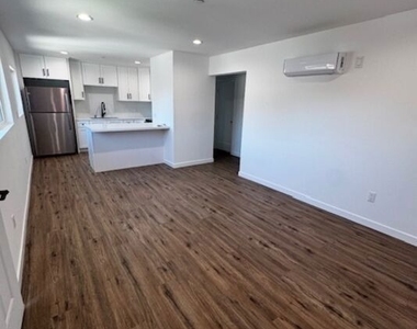 3212 1/2 Glenhurst Avenue - Photo Thumbnail 5