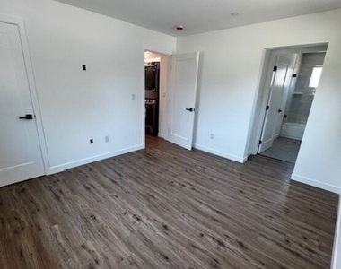 3212 1/2 Glenhurst Avenue - Photo Thumbnail 14