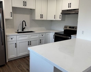 3212 1/2 Glenhurst Avenue - Photo Thumbnail 11