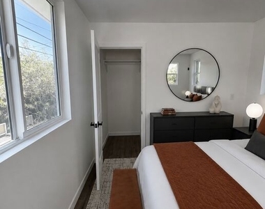 3212 1/2 Glenhurst Avenue - Photo Thumbnail 19