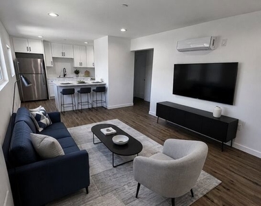 3212 1/2 Glenhurst Avenue - Photo Thumbnail 4