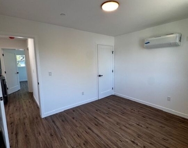3212 1/2 Glenhurst Avenue - Photo Thumbnail 23