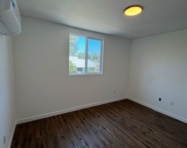 3212 1/2 Glenhurst Avenue - Photo Thumbnail 22