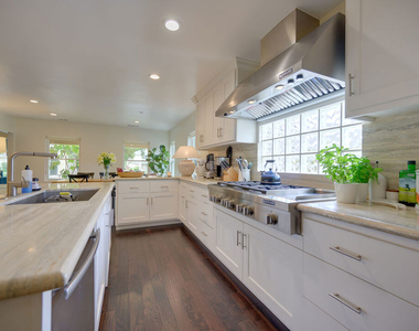 2241 S Beverly Drive - Photo Thumbnail 11