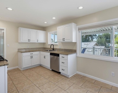 330 35th St - Photo Thumbnail 4