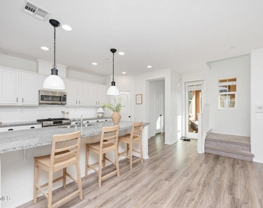 425 Stratus Lane - Photo Thumbnail 7