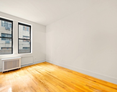 East 70th Street - Photo Thumbnail 3