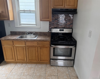 22823 Mentone Avenue - Photo Thumbnail 3