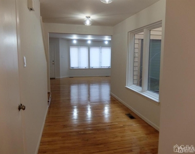 35 Sayre Drive - Photo Thumbnail 7