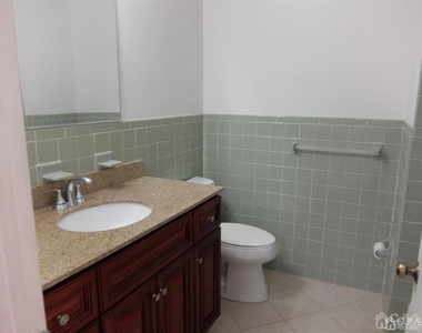 35 Sayre Drive - Photo Thumbnail 12