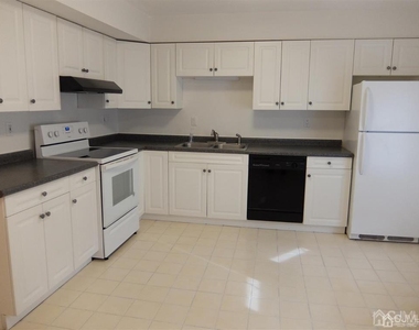 35 Sayre Drive - Photo Thumbnail 3