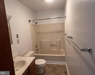 2352 Roosevelt Boulevard - Photo Thumbnail 4
