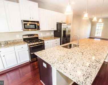 207 Almond Drive - Photo Thumbnail 4