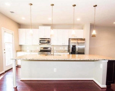 207 Almond Drive - Photo Thumbnail 3
