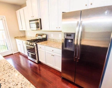 207 Almond Drive - Photo Thumbnail 5