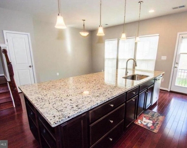 207 Almond Drive - Photo Thumbnail 2