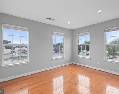 6350 Regal Oak Drive - Photo Thumbnail 4