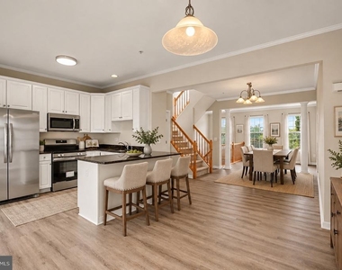 100 Meadows Lane - Photo Thumbnail 7