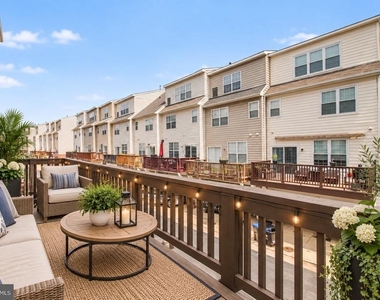 100 Meadows Lane - Photo Thumbnail 6