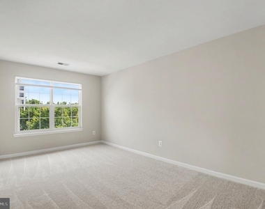 100 Meadows Lane - Photo Thumbnail 34