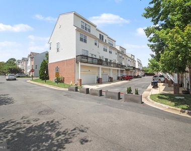 100 Meadows Lane - Photo Thumbnail 4
