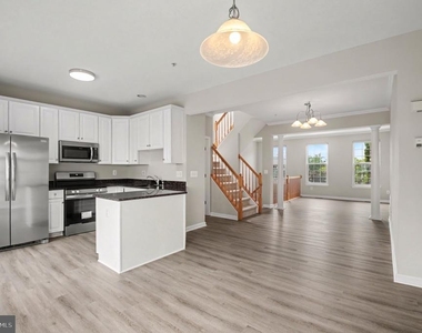 100 Meadows Lane - Photo Thumbnail 24