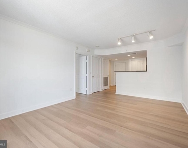 1205 N Garfield Street - Photo Thumbnail 6