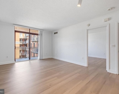 1205 N Garfield Street - Photo Thumbnail 4