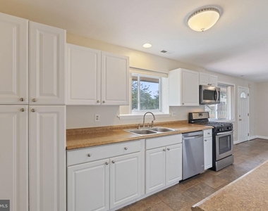 2311 N Dinwiddie Street - Photo Thumbnail 9