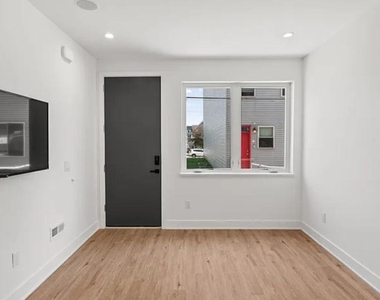 1546 N Darien Street - Photo Thumbnail 2