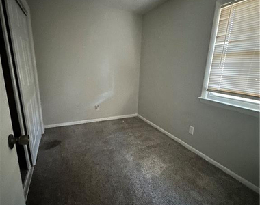 2122 Malloy Street - Photo Thumbnail 3