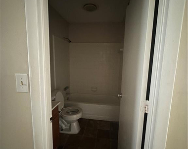 2122 Malloy Street - Photo Thumbnail 6