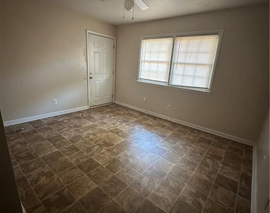 2122 Malloy Street - Photo Thumbnail 7