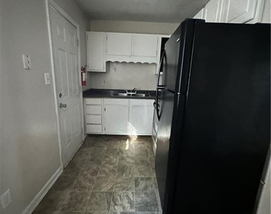 2122 Malloy Street - Photo Thumbnail 4