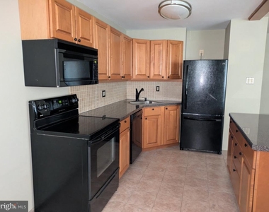 100 E Glenolden Avenue - Photo Thumbnail 4
