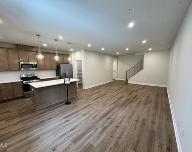 202 Solaire Alley - Photo Thumbnail 2