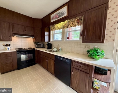 1557 Dauphin Avenue - Photo Thumbnail 10