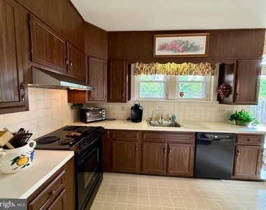1557 Dauphin Avenue - Photo Thumbnail 12