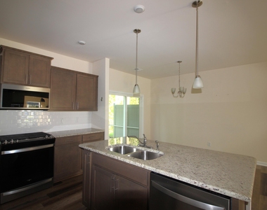 1504 Glacier Drive - Photo Thumbnail 6