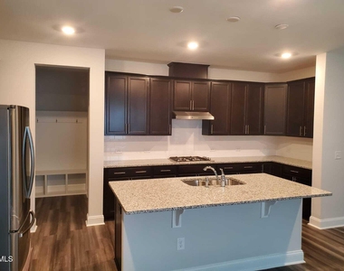 812 Matterhorn Drive - Photo Thumbnail 9