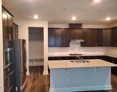 812 Matterhorn Drive - Photo Thumbnail 7