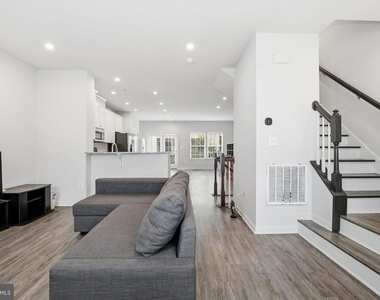 8206 Greenbelt Station Parkway - Photo Thumbnail 7